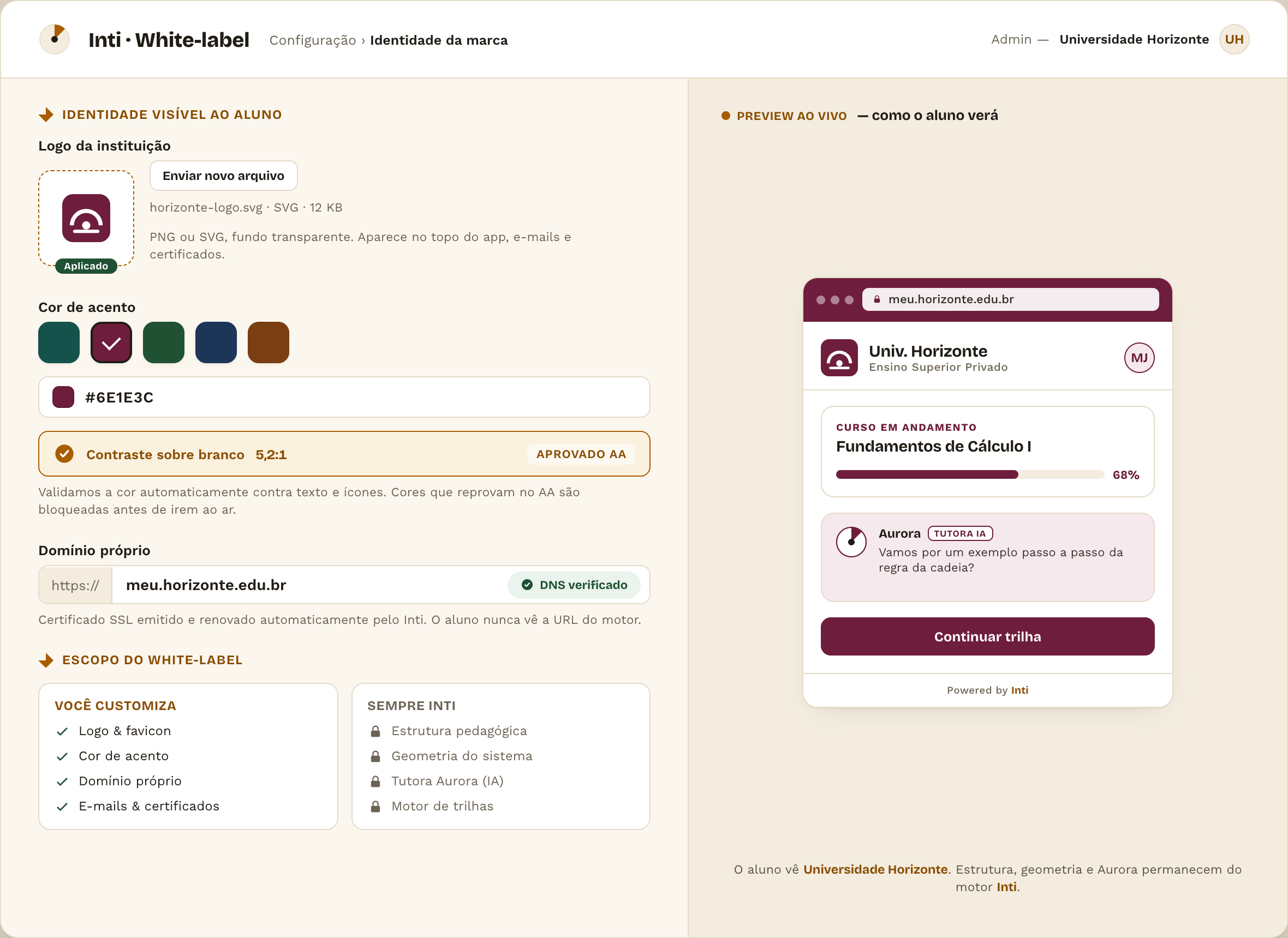 Tela: painel de configuração white-label — upload de logo com preview, seletor de cor de acento com aviso de contraste AA ao vivo, domínio verificado e preview do app assumindo a marca em edição